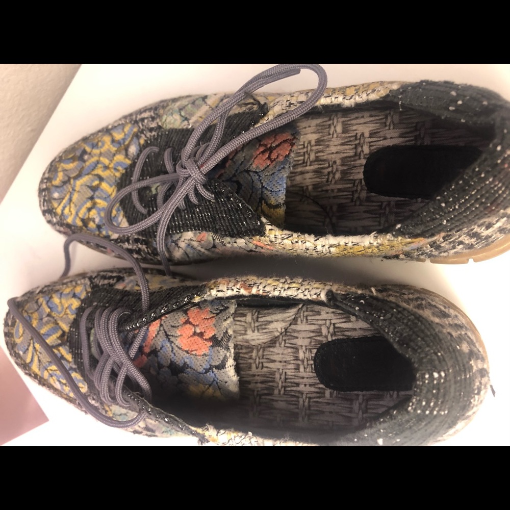 Shoes - Picture 4 of 5